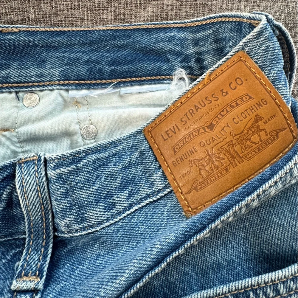 Levi's High Loose Taper Jeans in Size 28 - Picture 6 of 8